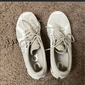 On Cloud/On Running shoes, 6.5